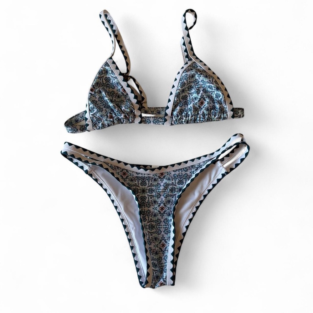 Patterned Scallop-Trim Bikini Set in Blue and White